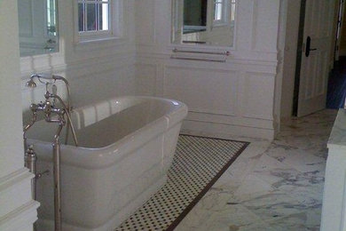 Modelo de cuarto de baño principal clásico renovado de tamaño medio con armarios con paneles empotrados, puertas de armario blancas, bañera exenta, paredes blancas, suelo de mármol y suelo blanco