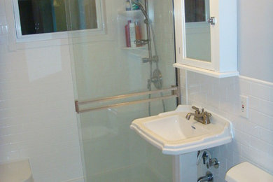 Example of a minimalist bathroom design in Chicago
