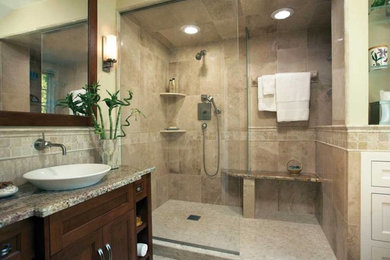 На фото: главная ванная комната среднего размера в стиле неоклассика (современная классика) с
