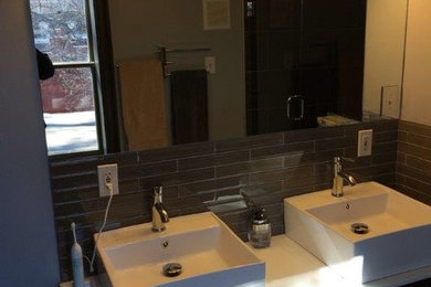 セントルイスにあるおしゃれな浴室 (濃色木目調キャビネット) の写真