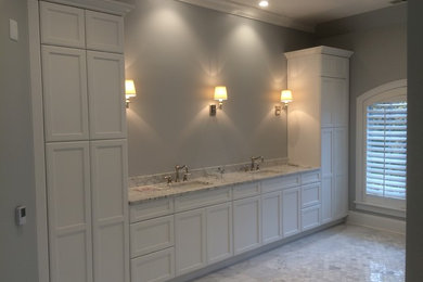 Klassisk inredning av ett stort en-suite badrum, med ett undermonterad handfat, luckor med upphöjd panel, vita skåp, marmorbänkskiva, en öppen dusch, en toalettstol med hel cisternkåpa, grå kakel, mosaik, grå väggar och marmorgolv