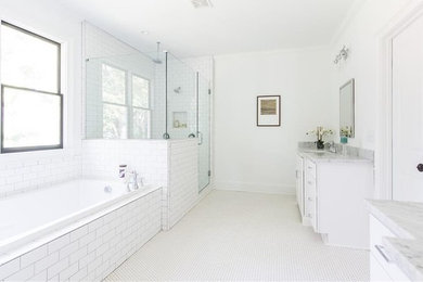 他の地域にあるトラディショナルスタイルのおしゃれな浴室の写真