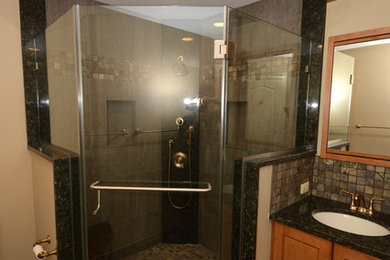 На фото: ванная комната в современном стиле с столешницей из гранита, угловым душем и полом из керамогранита