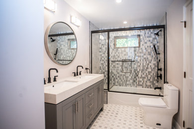Ejemplo de cuarto de baño infantil contemporáneo de tamaño medio con puertas de armario grises, bañera empotrada, lavabo bajoencimera, encimera de cuarzo compacto y encimeras blancas