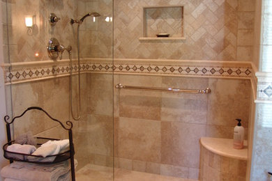 Modelo de cuarto de baño principal tradicional grande con ducha abierta, baldosas y/o azulejos de porcelana y suelo de baldosas de porcelana