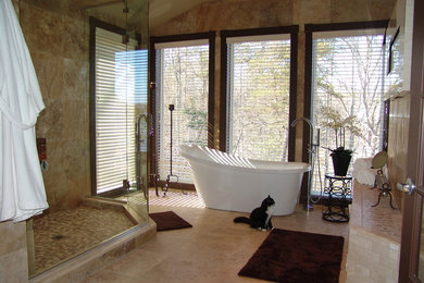 Diseño de cuarto de baño principal moderno extra grande con bañera exenta, ducha abierta, baldosas y/o azulejos de piedra y suelo de travertino
