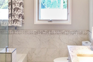 Cette image montre une salle de bain design avec un plan de toilette en quartz modifié.