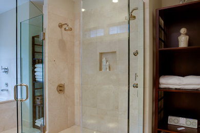 Réalisation d'une salle de bain minimaliste de taille moyenne.