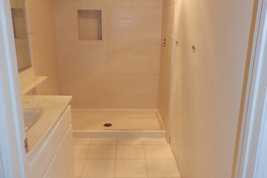 Modelo de cuarto de baño actual pequeño con ducha empotrada, baldosas y/o azulejos beige, baldosas y/o azulejos de porcelana, suelo de baldosas de porcelana y aseo y ducha