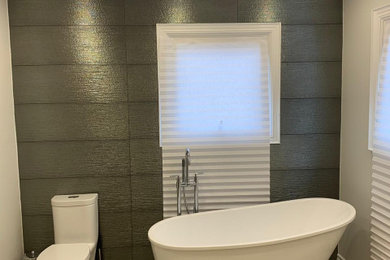 Example of a minimalist bathroom design in Toronto