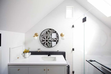 ローリーにある小さなトラディショナルスタイルのおしゃれな浴室 (ベージュのタイル、ベージュの壁、オーバーカウンターシンク、大理石の洗面台、マルチカラーの洗面カウンター) の写真