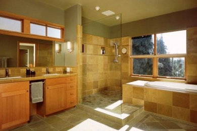 Стильный дизайн: главная ванная комната в стиле кантри с открытым душем, каменной плиткой, полом из мозаичной плитки и врезной раковиной - последний тренд