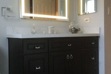 Diseño de cuarto de baño tradicional renovado de tamaño medio con armarios con paneles con relieve, puertas de armario negras, paredes grises, suelo de baldosas de porcelana, aseo y ducha, lavabo bajoencimera, encimera de cuarcita, suelo gris y encimeras blancas