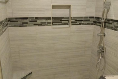 サクラメントにあるトランジショナルスタイルのおしゃれな浴室 (アルコーブ型シャワー、グレーのタイル、マルチカラーのタイル、磁器タイル、ベージュの壁) の写真