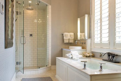 ワシントンD.C.にある中くらいなトランジショナルスタイルのおしゃれなマスターバスルーム (レイズドパネル扉のキャビネット、白いキャビネット、ドロップイン型浴槽、コーナー設置型シャワー、ベージュのタイル、白いタイル、サブウェイタイル、ベージュの壁、セラミックタイルの床、ベッセル式洗面器) の写真