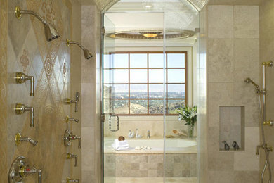 ワシントンD.C.にある広い地中海スタイルのおしゃれなマスターバスルーム (ドロップイン型浴槽、アルコーブ型シャワー、ベージュのタイル、セラミックタイル、ベージュの壁) の写真
