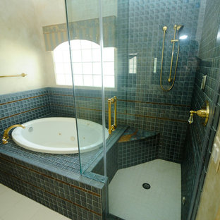 Idéer för att renovera ett stort vintage en-suite badrum, med luckor med infälld panel, gula skåp, ett platsbyggt badkar, en dusch i en alkov, en toalettstol med separat cisternkåpa, brun kakel, porslinskakel, gula väggar, klinkergolv i porslin, ett fristående handfat, marmorbänkskiva, vitt golv och dusch med gångjärnsdörr