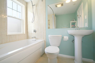 ボストンにある小さなトランジショナルスタイルのおしゃれなバスルーム (浴槽なし) (アルコーブ型浴槽、シャワー付き浴槽	、分離型トイレ、ベージュのタイル、磁器タイル、青い壁、ペデスタルシンク、シャワーカーテン、磁器タイルの床、ベージュの床) の写真