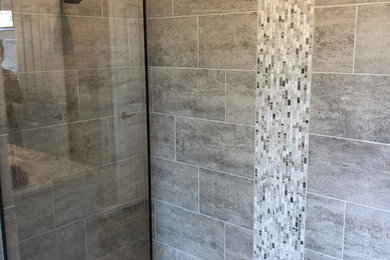 オーランドにあるお手頃価格の中くらいなモダンスタイルのおしゃれなバスルーム (浴槽なし) (アルコーブ型シャワー、ベージュのタイル、磁器タイル、ベージュの壁、モザイクタイル、ベージュの床、オープンシャワー) の写真