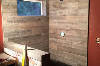 Idee per una grande stanza da bagno con doccia tradizionale con doccia ad angolo, WC a due pezzi, piastrelle marroni, piastrelle in gres porcellanato e pareti rosse