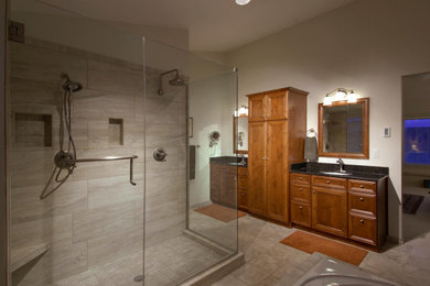 デンバーにある高級な広いおしゃれな浴室 (ダブルシャワー、ニッチ、洗面台2つ) の写真