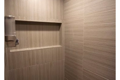 Transitional master porcelain tile porcelain tile and beige floor bathroom photo in Salt Lake City with shaker cabinets, light wood cabinets, beige walls, an undermount sink, quartz countertops and a hinged shower door
