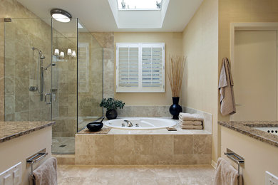 Cette image montre une grande salle de bain principale traditionnelle avec une baignoire posée, une douche d'angle, un carrelage beige, du carrelage en travertin, un mur beige, un sol en travertin, un plan de toilette en granite, un sol beige et une cabine de douche à porte battante.