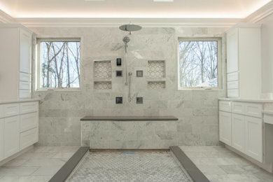 Ejemplo de cuarto de baño principal minimalista grande con armarios estilo shaker, puertas de armario blancas, ducha abierta, baldosas y/o azulejos grises, baldosas y/o azulejos de mármol, paredes grises, suelo de mármol y suelo gris