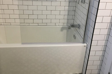 Inspiration for a modern bathroom remodel in Ottawa