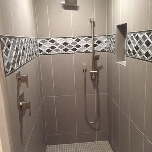Ispirazione per una stanza da bagno padronale tropicale di medie dimensioni con doccia alcova, piastrelle grigie e piastrelle di vetro