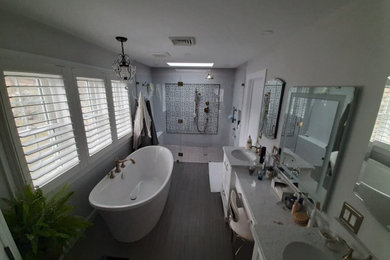 Modelo de cuarto de baño de pie moderno de tamaño medio con armarios tipo vitrina y aseo y ducha