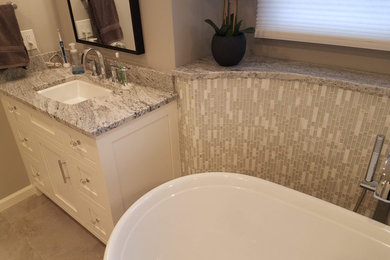 Example of a minimalist bathroom design in New York