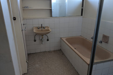 Ejemplo de cuarto de baño flotante moderno con bañera encastrada, baldosas y/o azulejos grises y ducha con puerta con bisagras
