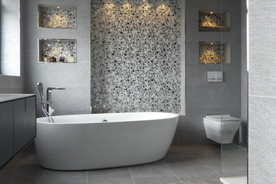 Idées déco pour une grande salle de bain principale moderne avec une baignoire indépendante, une douche ouverte, WC suspendus, un carrelage gris, des carreaux de porcelaine, un mur gris, un sol en carrelage de porcelaine, un lavabo suspendu, un sol gris et aucune cabine.