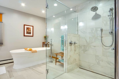 Mittelgroßes Modernes Badezimmer En Suite mit freistehender Badewanne, bodengleicher Dusche, grauer Wandfarbe und grauem Boden in Grand Rapids