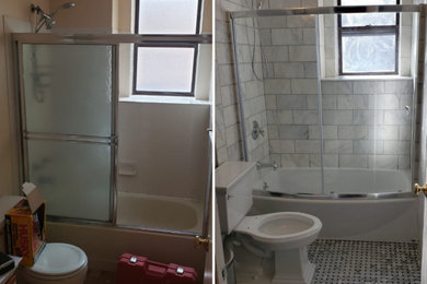 Imagen de cuarto de baño principal moderno con armarios tipo mueble y puertas de armario de madera en tonos medios