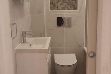 モダンスタイルのおしゃれなバスルーム (浴槽なし) (ガラス扉のキャビネット、白いキャビネット) の写真