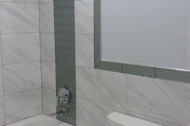 ニューアークにあるコンテンポラリースタイルのおしゃれな浴室の写真