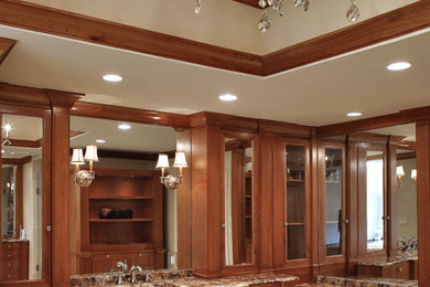 ワシントンD.C.にある広いトラディショナルスタイルのおしゃれなマスターバスルーム (中間色木目調キャビネット、御影石の洗面台、ベージュの壁、セラミックタイルの床) の写真