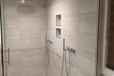 Cette photo montre une salle de bain principale chic de taille moyenne avec un lavabo encastré, un plan de toilette en quartz modifié, un carrelage gris, des carreaux de porcelaine, un mur blanc et un sol en carrelage de porcelaine.