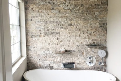 Diseño de cuarto de baño minimalista pequeño con bañera exenta y baldosas y/o azulejos de piedra
