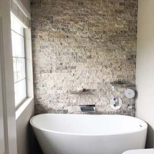 Idee per una piccola stanza da bagno minimalista con vasca freestanding e piastrelle in pietra