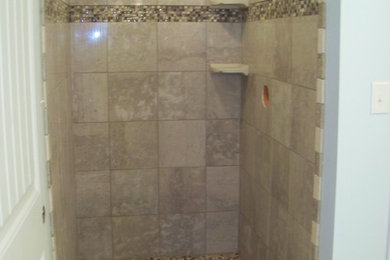 Diseño de cuarto de baño principal minimalista de tamaño medio con baldosas y/o azulejos de cerámica