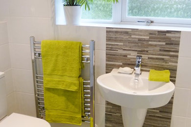 This is an example of a modern bathroom in Devon.