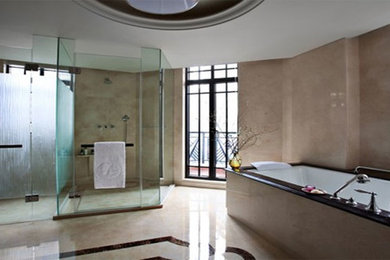 Ejemplo de cuarto de baño principal grande con baldosas y/o azulejos beige