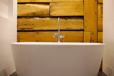 モントリオールにある中くらいなコンテンポラリースタイルのおしゃれなマスターバスルーム (置き型浴槽、磁器タイル、白い壁) の写真
