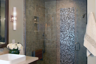 マイアミにある高級な中くらいなコンテンポラリースタイルのおしゃれなサウナ (ペデスタルシンク、落し込みパネル扉のキャビネット、中間色木目調キャビネット、大理石の洗面台、ドロップイン型浴槽、分離型トイレ、ベージュのタイル、セラミックタイル、緑の壁、セラミックタイルの床) の写真