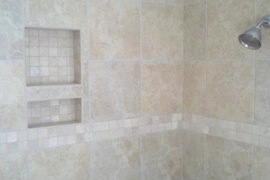 Ejemplo de cuarto de baño tradicional con baldosas y/o azulejos beige, baldosas y/o azulejos de cerámica y suelo de baldosas de cerámica