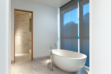 Свежая идея для дизайна: ванная комната в стиле модернизм с столешницей из гранита - отличное фото интерьера