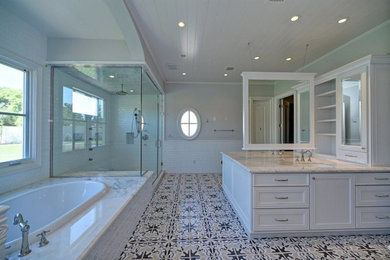 Aménagement d'un sauna avec un lavabo posé, des portes de placard blanches, un plan de toilette en marbre, un carrelage blanc et un mur blanc.